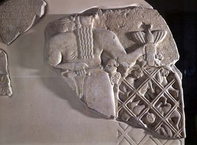 Stele degli Avvoltoi, dedicata da Eannatum, Principe dello Stato di Lagash, in celebrazione della sua vittoria sulla città di Umma, da Telloh, antica Girsu (recto) Periodo Dinastico Antico c.2450 a.C. da Mesopotamian